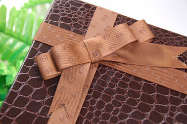 Cinta del embalaje del regalo del poliéster de Brown para el artículo aumentado caja de la anchura del logotipo los 25cm
