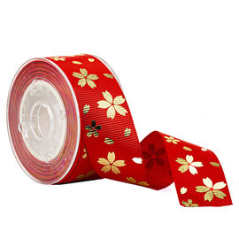 Flor roja del oro de la hoja en la cinta grosgrain impresa rosa para la decoración del día de fiesta