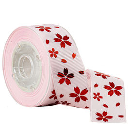 Flor roja del oro de la hoja en la cinta grosgrain impresa rosa para la decoración del día de fiesta